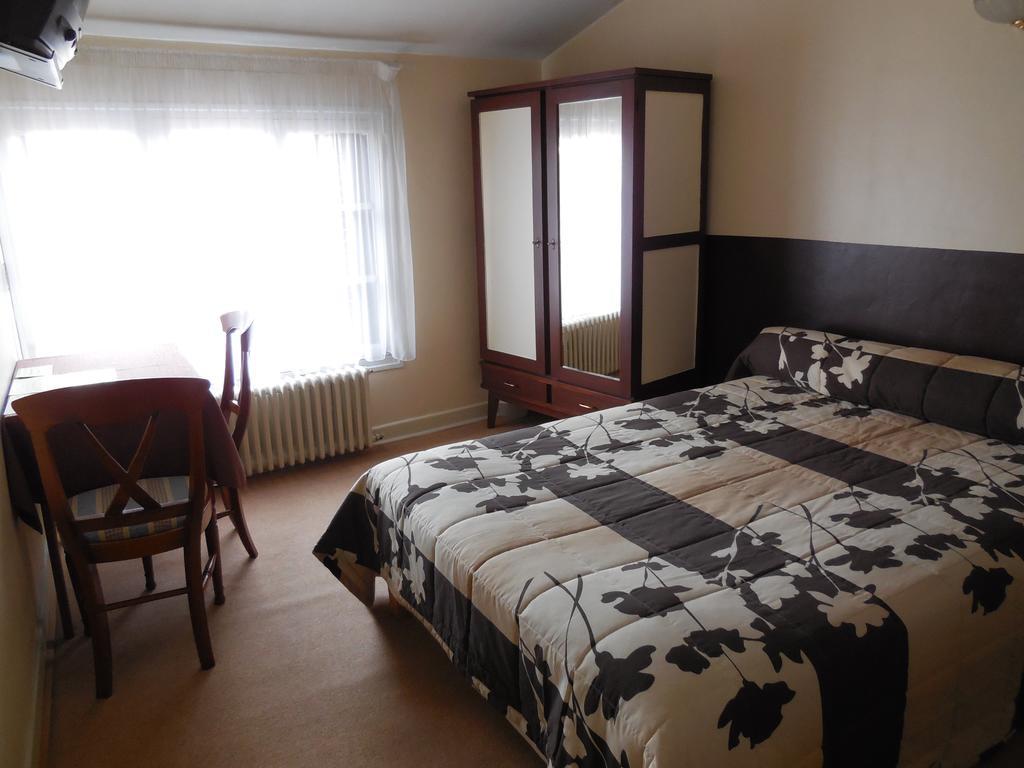 Hotel Le Lion D'Or Salbris Szoba fotó