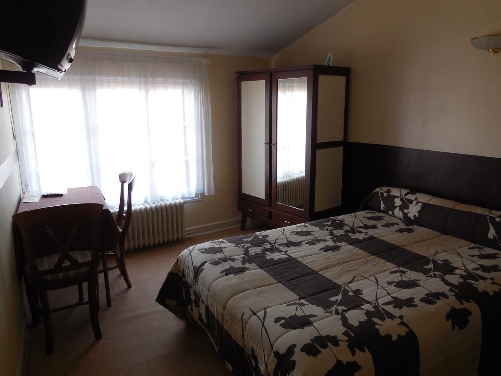 Hotel Le Lion D'Or Salbris Szoba fotó